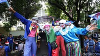 Tidak lupa, 4 badut lucu mengiringi mereka.