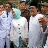 Nur Asia memadukan kebaya encim dengan kain bernuansa biru. Foto: Agung Pambudhy