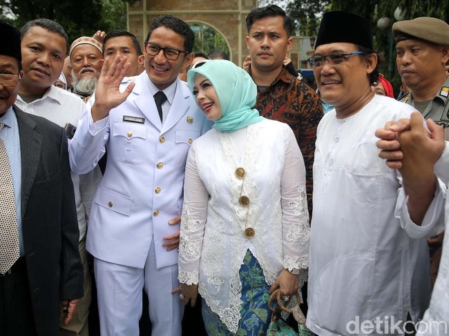 Nur Asia memadukan kebaya encim dengan kain bernuansa biru. Foto: Agung Pambudhy