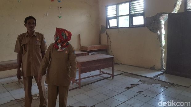 Jerit Warga Cikeusal Serang Anak Belajar di SD yang Hampir Roboh