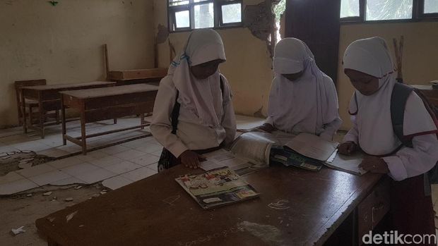 Jerit Warga Cikeusal Serang Anak Belajar di SD yang Hampir Roboh