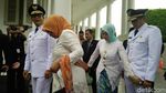 Foto: Momen Istri Anies Rapikan Kerah Baju Sang Suami