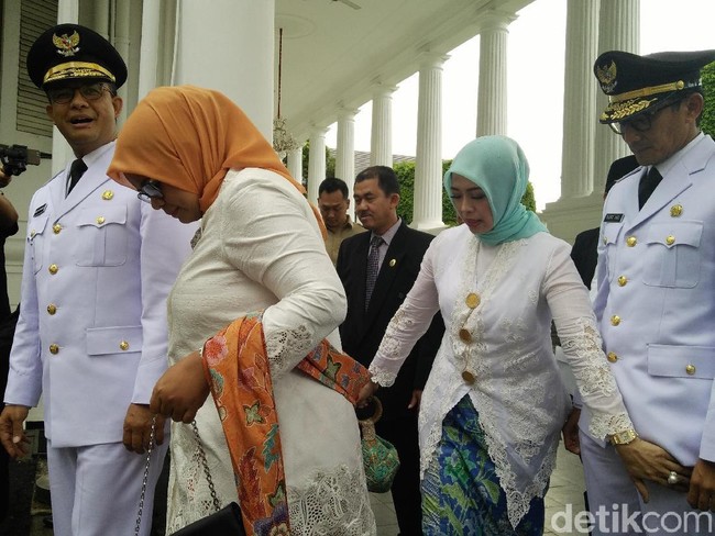 Fery Farhati tampil dengan gaya hijab yang simpel dan konvensional. Ia memilih kerudung segi empat warna oranye yang dililitkan ke leher dan diikat ke belakang. Foto: Bagus Prihantoro Nugroho/detikcom