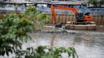 Pengerukan Endapan Lumpur di Banjir Kanal Barat