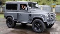 Land Rover Defender 300tdi military series ini adalah milik Bayu Avrianto Raksakadharma.