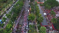 Pendukung Anies-Sandi memenuhi Balai Kota sejak siang untuk menyambut Gubernur dan Wagub DKI tersebut. Begini suasana di Jalan Medan Merdeka Selatan di depan Balai Kota yang ditutup untuk kendaraan.