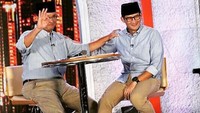 Sandiaga setia memakai sepatu kets sejak masa kampanye. Ketika debat, dia tetap memakai sepatu kets andalannya ini. Dia memadukannya dengan kemeja dan peci. (Foto: Dok. Instagram)