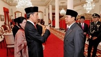 Presiden Jokowi sempat berbincang dengan Ketum Gerindra Prabowo Subianto di pojok barat Istana Negara usai pelantikan Anies-Sandi. Jokowi tampak menunjuk ke arah Prabowo