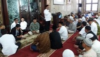 Pria tersebut kemudian mengajak jemaah membaca Alquran dan berzikir. Tak lupa membaca doa agar Anies-Sandi tetap amanah.