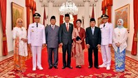 Prabowo kemudian ikut foto bersama Jokowi-JK serta Anies-Sandi. Prabowo berdiri di antara Jokowi dan Anies.