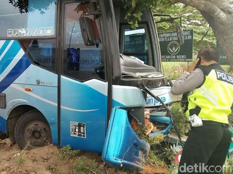 Bus Rukun Jaya tabrak pemotor, 1 tewas/
