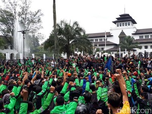 Sopir Angkutan Online Minta Satpol PP Turunkan Spanduk Provokatif