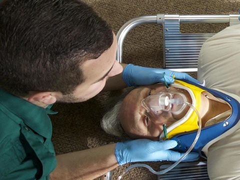 Penyangga seperti ini seharusnya menjadi standar penanganan cedera kepala dan leher.