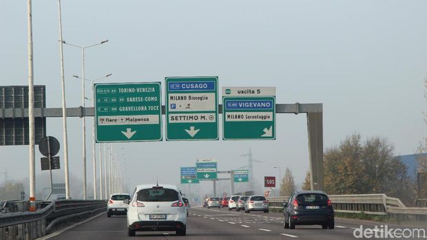 Petunjuk arah di tol Milan, Italia