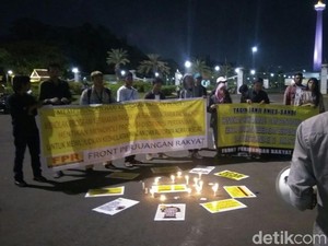 Tagih Janji Anies-Sandi Hentikan Reklamasi, Massa Gelar Aksi Lilin