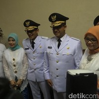 Sementara istri Sandiaga Uno, Nur Asia, juga mengenakan busana warna putih senada seperti suaminya. Nur Asia mendampingi sang suami saat dilantik sebagai Gubernur DKI Jakarta yang baru oleh Presiden RI Joko Widodo. Foto: Arief Ikhsanudin/detikcom