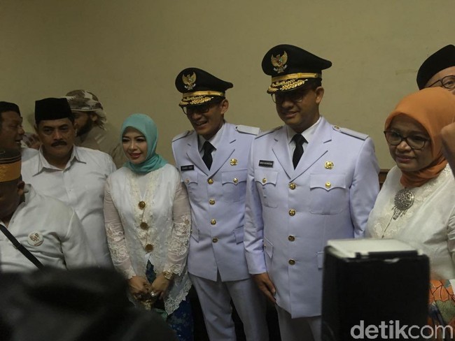 Sementara istri Sandiaga Uno, Nur Asia, juga mengenakan busana warna putih senada seperti suaminya. Nur Asia mendampingi sang suami saat dilantik sebagai Gubernur DKI Jakarta yang baru oleh Presiden RI Joko Widodo. Foto: Arief Ikhsanudin/detikcom
