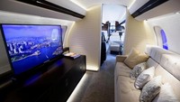 Tak berhenti di situ, jet pribadi yang memiliki jarak tempuh 11.909 kilometer itu dapat melakukan perjalanan dari New York ke Mumbai atau Sydney ke San Francisco tanpa berhenti. Ada Traveler tak akan bosan karena ada ruang bersantai lengkap dengan TV layar lebar di depan sofa (Reuters)