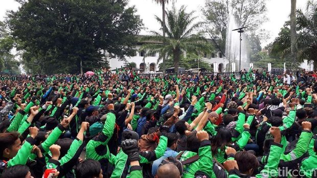 Mereka menyuarakan ikrar damai