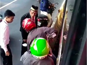 Video Pemotor Kejepit TransJ di Busway