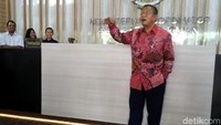 Nuansa marmer menyelimuti hampir seluruh dinding yang berada di lobi, di bagian atas pintu bahkan terdapat informasi berjalan (running text), serta menyediakan ruang resepsionis, dilengkapi juga pintu x-ray.