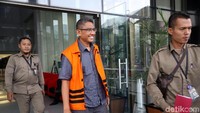 Tubagus Donny Sugihmukti keluar dengan memakai rompi tahanan KPK.
