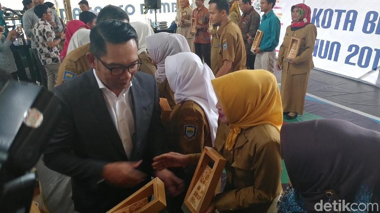 36 Sekolah Kota Bandung Terima Anugerah Adiwiyata 2017