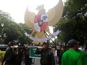 Lambang Garuda dan Paskibraka Iringi Pendaftaran PKB ke KPU