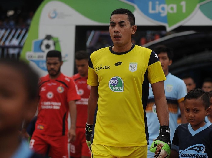 Choirul Huda (tengah) memasuki lapangan sebelum pertandingan melawan Semen Padang. (Foto: Rahbani Syahputra/Antara Foto) Choirul Huda (tengah) memasuki lapangan sebelum pertandingan melawan Semen Padang. (Foto: Rahbani Syahputra/Antara Foto)