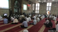 Pendukung gubernur dan Wakil Gubernur DKi Jakarta terpilih Anies Baswedan-Sansiaga Uno menggelar doa bersama di Masjid Agung Sunda Kelapa jelang pelantikan. Doa itu dilakukan usai salat zuhur berjemaah.