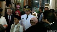 Doa bersama dipimpin oleh ibunda Anies, Aliyah Rasyid. Lindungilah ananda Anies dan Sandi dari orang hasud, dengki dan menjerumuskan, ucap Aliyah.