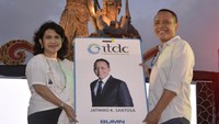 Direktur Government and Institutional Bank Mandiri Kartini Sally (kiri) menyerahkan ID Card Co-Branding E-Money kepada Direktur Strategi Korporasi dan Keuangan PT Indonesia Tourism Development Corporation (ITDC) Jatmiko K. Santosa (kanan) disela kegiatan Pesona Mandiri Nusa Dua Fiesta 2017 di Badung, Bali. Foto: dok. Bank Mandiri