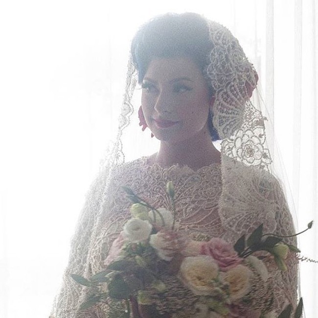 Sentuhan corsage mawar merah besar sebagai aksesori rambut menjadi tambahan sempurna untuk tampil ala gadis retro. Foto: Dok. Instagram