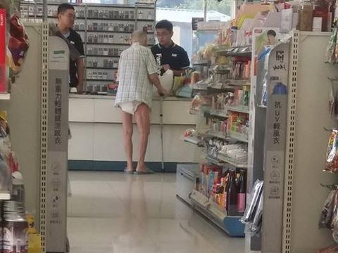 Bikin Salut Netizen! Pemuda Ini Antar Pulang Kakek yang Sakit Alzheimer