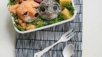 Nasi yang dibentuk menjadi karakter Bambi dan kelinci ini sangat lucu. Bambi nya terbuat dari campuran nasi goreng, sedangkan kelinci nya dibuat dengan nasi yang dipadu nori. Dengan paduan omelete lembut. Foto: Istimewa