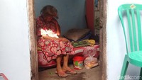 Kisah penderitaannya Mbah Sri yang tinggal di RT 1 RW 4 Kelurahan Bangunsari, Kabupaten Ponorogo, Jawa Timur, ini membuat geger. Foto-foto Mbah Sri yang hidup mengenaskan itu sempat menjadi viral. Foto: Sugeng Harianto