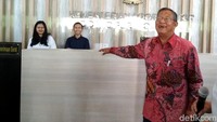 Menteri Koordinator Bidang Perekonomian, Darmin Nasution tampak sangat semringah saat meresmikan lobi baru di Kantor Kementerian Koordinator Bidang Perekonomian, pagi ini, Senin (16/10/2017).