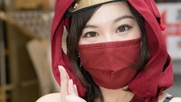 Selain berpakaian seksi ala ninja, para kunoichi ini juga memiliki paras yang menawan. Lirikannya seakan menghipnotis tamu yang datang (Shinobazu Cafe)