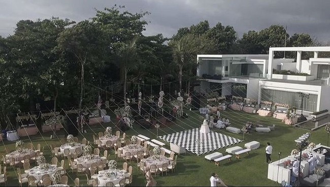 Tak hanya dandanan pengantin, tema retro juga ditunjukkan dari lantai dansa hitam putih, sementara tirai lampu membuat pesta tampak mewah. Foto: Dok. Instagram