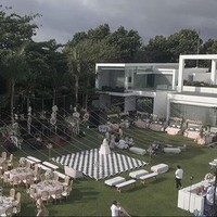 Tak hanya dandanan pengantin, tema retro juga ditunjukkan dari lantai dansa hitam putih, sementara tirai lampu membuat pesta tampak mewah. Foto: Dok. Instagram