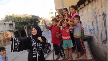 Melalui Instagramnya, Fatma yang telah memiliki 160 ribu folowers ini ingin menunjukkan kepada dunia seperti apa sisi lain dari Gaza yang selama ini selalu dilanda peperangan. (Foto: Instagram/fatma_mosabah)