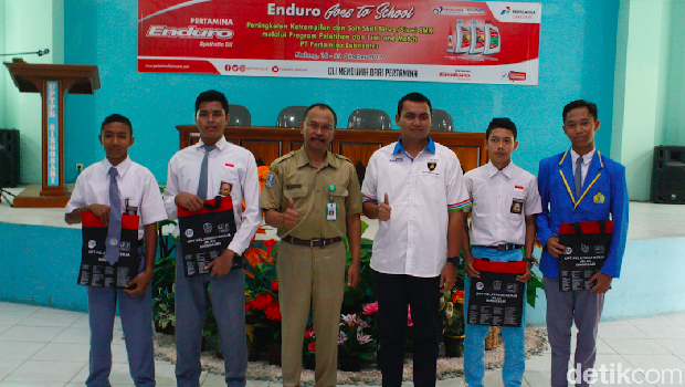 Wakil Kepala BLKI Singosari Malang Sentot Fajar dan Sales Area Manager Retail Malang PT Pertamina Lubricants bersama siswa SMK. 