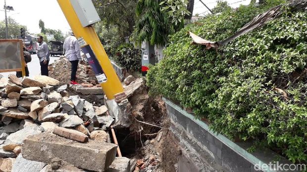 Baliho Bergambar Politisi Golkar di Kota Pasuruan Tumbang