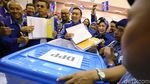 Badut Lucu Iringi Partai Demokrat Daftar Pemilu