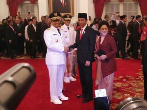 Video Momen Pelantikan Anies-Sandi di Istana Negara
