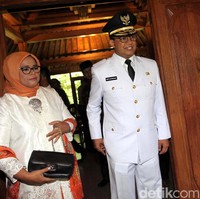 Fery Farhati yang merupakan istri dari Anies Baswedan tampil rapi dan serasi dengan suaminya menggunakan kebaya putih saat pelantikan. Pelantikan Gubernur DKI Jakarta akan digelar di Istana Negara pada pukul 16.00. Foto: Lamhot Aritonang