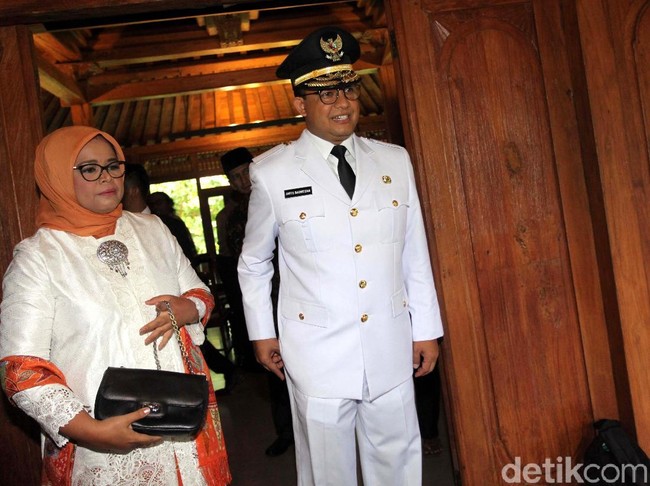 Fery Farhati yang merupakan istri dari Anies Baswedan tampil rapi dan serasi dengan suaminya menggunakan kebaya putih saat pelantikan. Pelantikan Gubernur DKI Jakarta akan digelar di Istana Negara pada pukul 16.00. Foto: Lamhot Aritonang