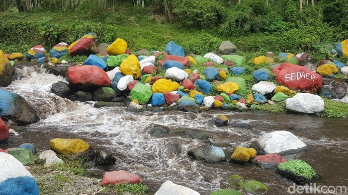 Batu Kali Dicat Warna-warni, Ini Kata Camat Setempat