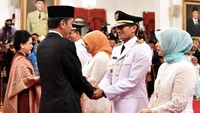 Jokowi memberikan selamat kepada Sandiaga. Pool/Setpres.