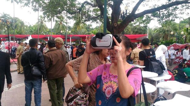 Serunya Nonton Pelantikan Anies-Sandi Lewat Virtual Reality